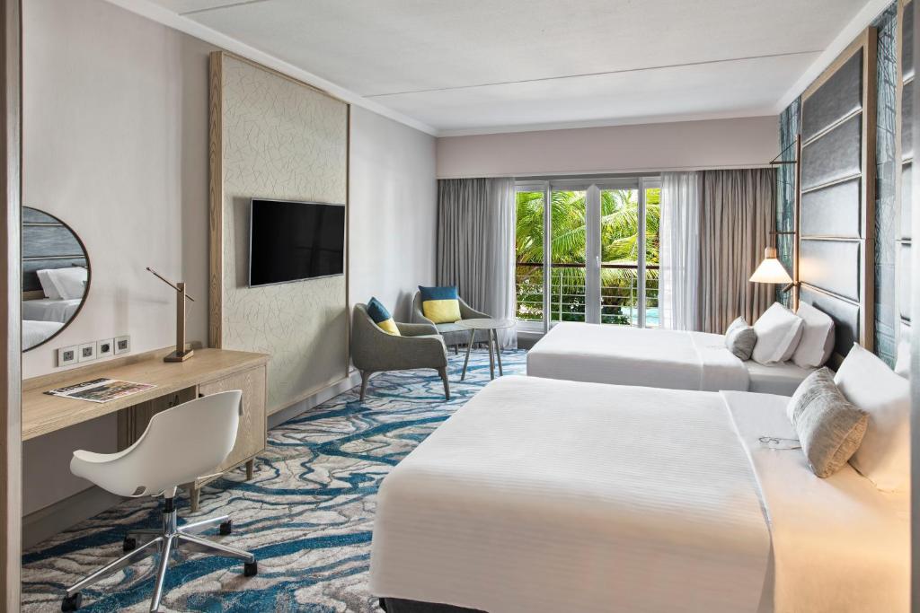 Двухместный (Улучшенный номер с 2 кроватями размера «queen-size») отеля Le Suffren Hotel & Marina, Порт-Луи