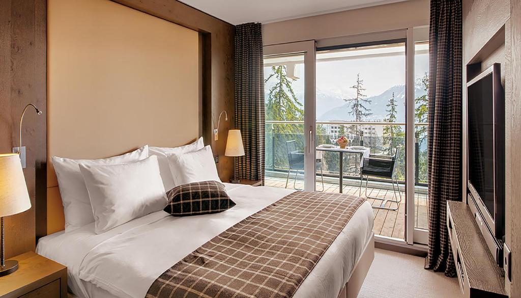 Двухместный (Двухместный номер Делюкс с 1 кроватью с видом на лес) отеля Crans Ambassador, Кран-Монтана