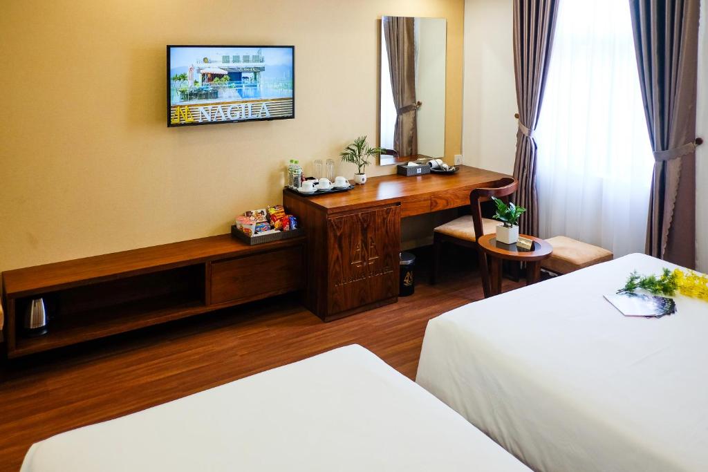 Двухместный (Улучшенный двухместный номер с 2 отдельными кроватями и видом на город) отеля Nagila Boutique Hotel, Дананг