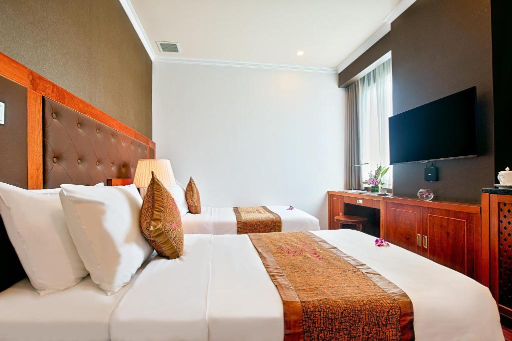 Двухместный (Улучшенный двухместный номер с 1 кроватью или 2 отдельными кроватями и видом на город) отеля Samdi Hotel, Дананг