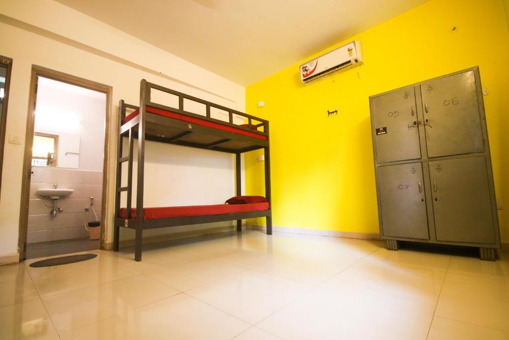 Номер (Односпальная кровать Делюкс в 6-местном общем номере) хостела Red Door Hostel, Анжуна