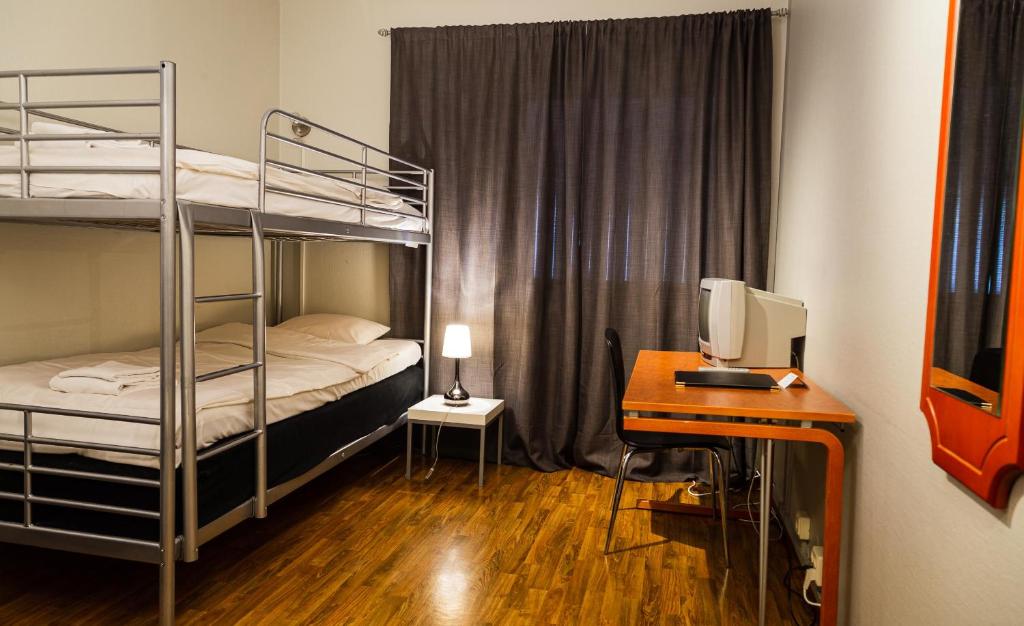 Двухместный (Бюджетный двухместный номер с 2 отдельными кроватями (без окна)) отеля Skoogs City BnB, Питео