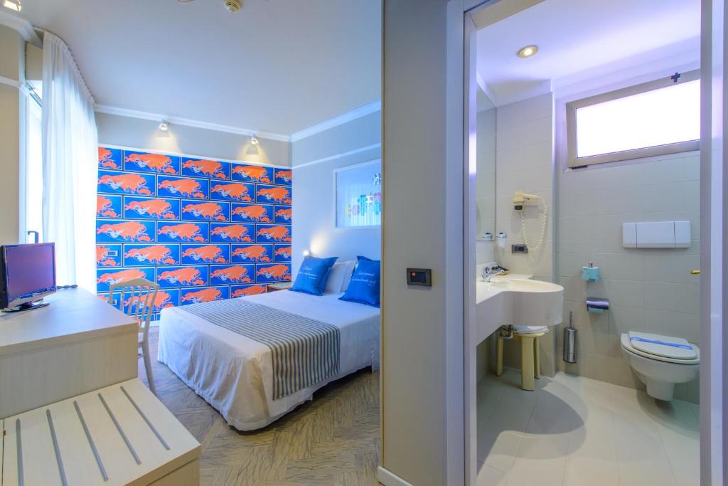 Двухместный (Улучшенный двухместный номер с 1 кроватью или 2 отдельными кроватями) отеля Hotel Admiral Palace, Римини