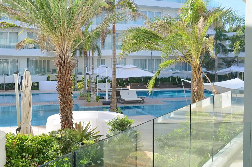 Сьюит (Premier Suite One Bedroom Pool View) отеля Aqua Boracay, Боракай