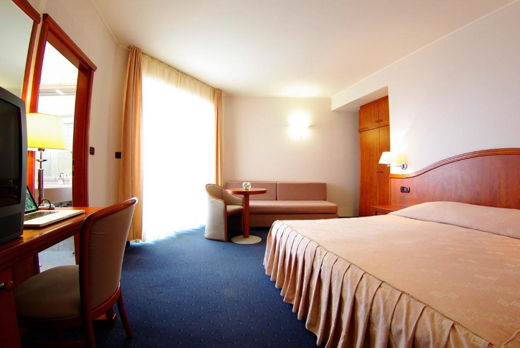 Двухместный (Двухместный номер с 2 отдельными кроватями, балконом и видом на море) отеля Hotel Villa Marija, Тучепи