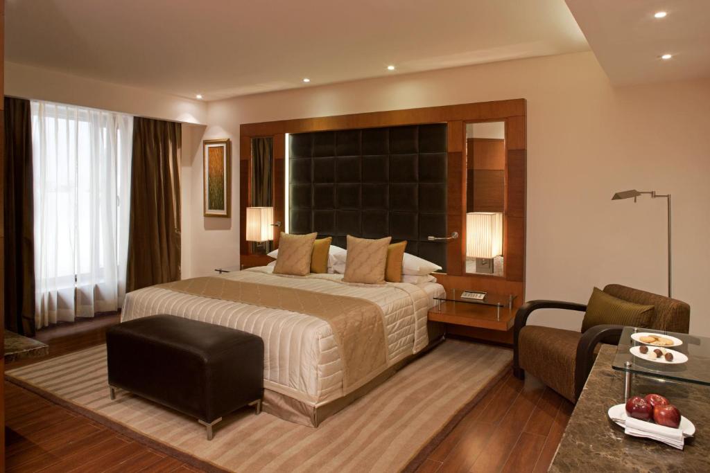 Сьюит (Deluxe Suite with Airport Transfers, Early Check In at 10 AM (Subject to availability), 20% Discount on Food & Beverage), Radisson Blu Plaza Delhi Airport