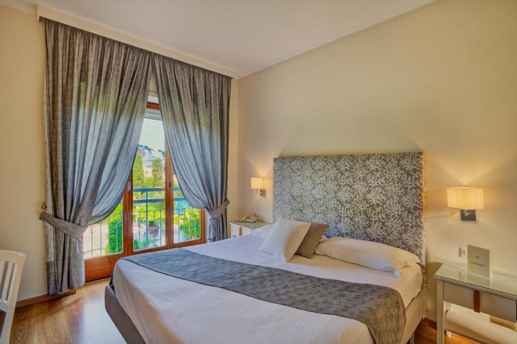 Двухместный (Двухместный номер с 1 кроватью или 2 отдельными кроватями, вид на сад) отеля Hotel Regina, Сорренто