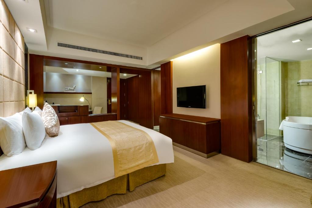 Двухместный (Crowne Deluxe Room) отеля Crowne Plaza Yantai Sea View, Яньтай