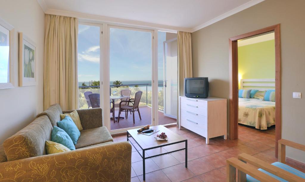 Сьюит (Улучшенный трехместный люкс с видом на море) отеля Pestana Viking Beach & SPA Resort, Армасан-де-Пера