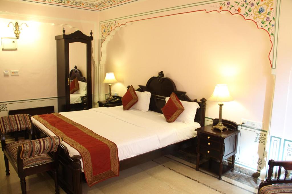 Двухместный (Двухместный номер Делюкс с 1 кроватью) отеля WelcomHeritage Traditional Haveli, Джайпур