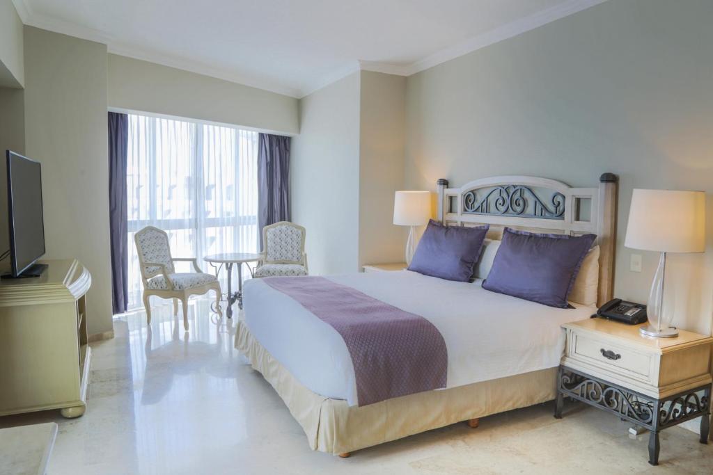Трехместный (Улучшенный трехместный номер (для 3 взрослых)) курортного отеля Sandos Cancun Lifestyle Resort, Канкун