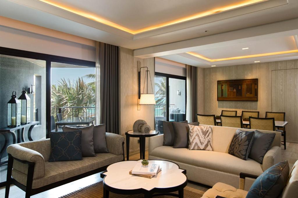 Сьюит (Люкс Ambassador с кроватью размера «king-size» и видом на океан) курортного отеля Hua Hin Marriott, Хуахин