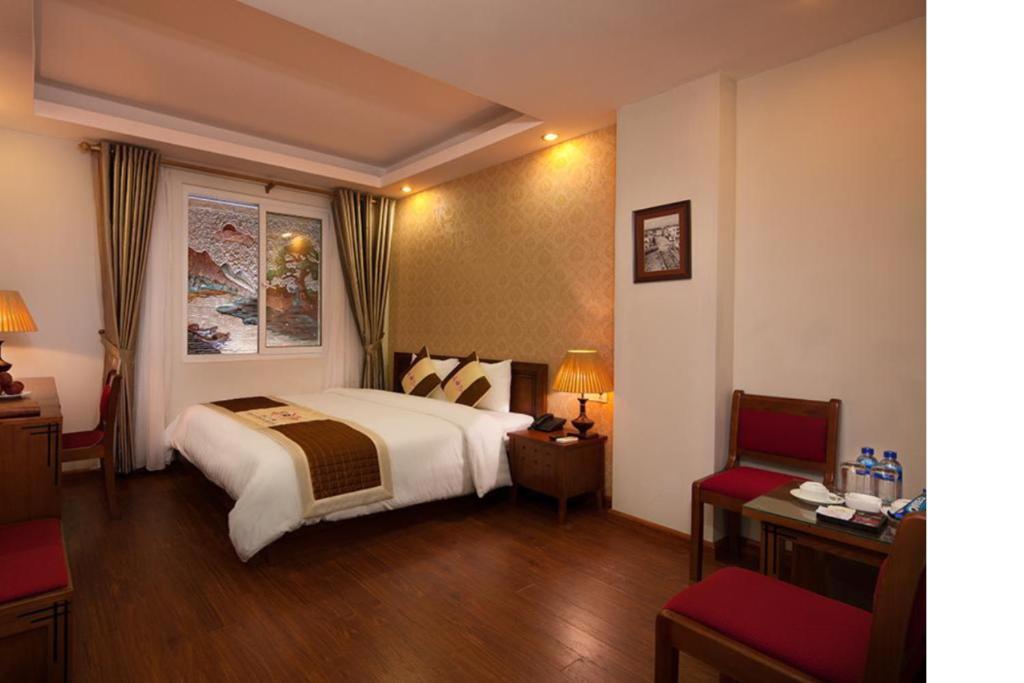 Двухместный (Улучшенный двухместный номер с 1 кроватью или 2 отдельными кроватями) отеля First Eden Hotel - Hang Bun, Ханой
