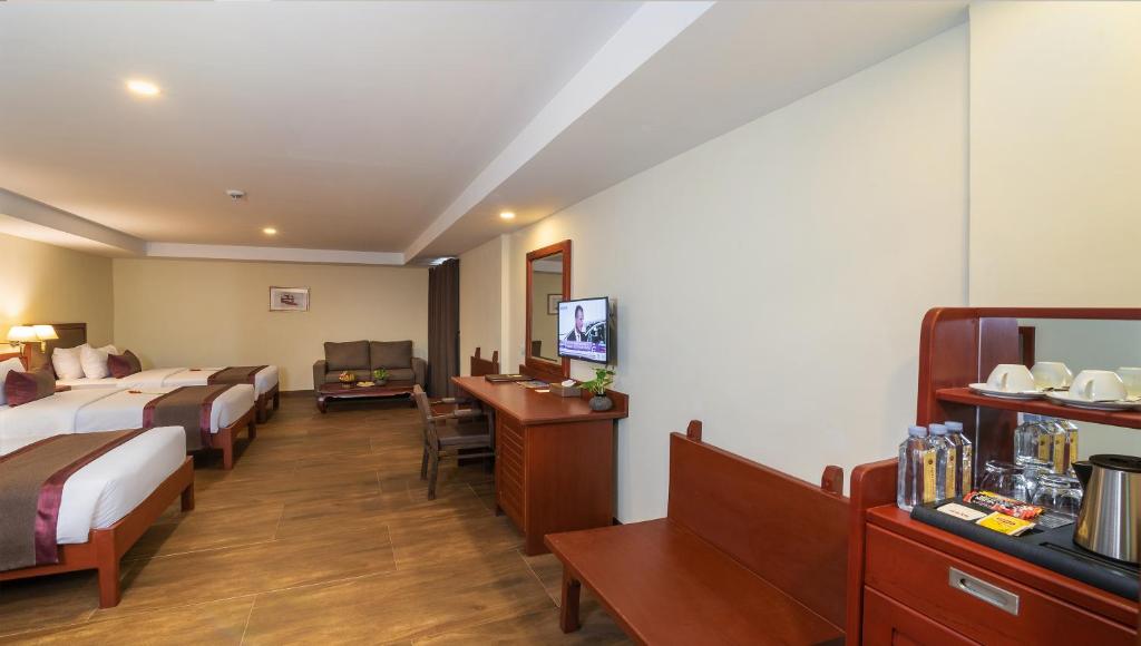 Семейный (Family suite connecting Room with - Free Round Trip Airport Shuttle), Hotel De La Renaissance