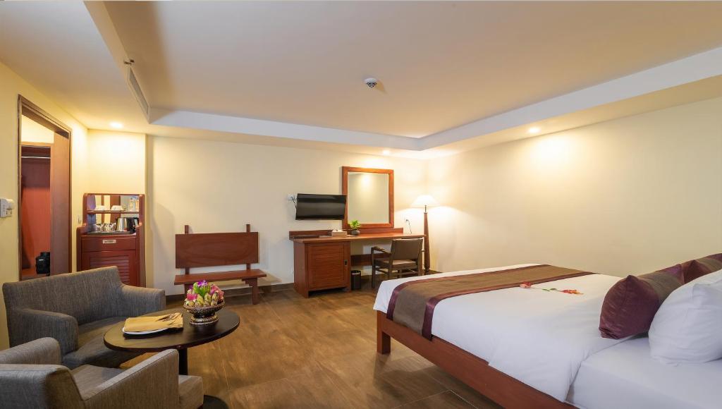 Семейный (Family suite connecting Room with - Free Round Trip Airport Shuttle), Hotel De La Renaissance