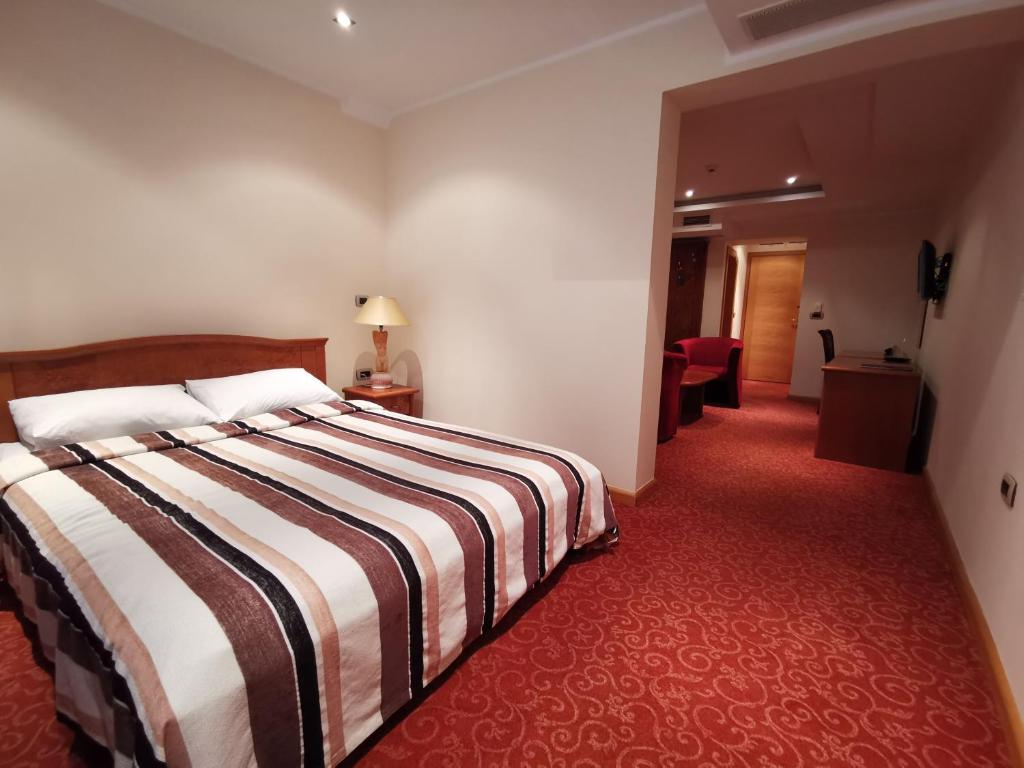 Сьюит (Люкс с 1 спальней (для 2 взрослых)) отеля Hotel BaMBiS, Подгорица