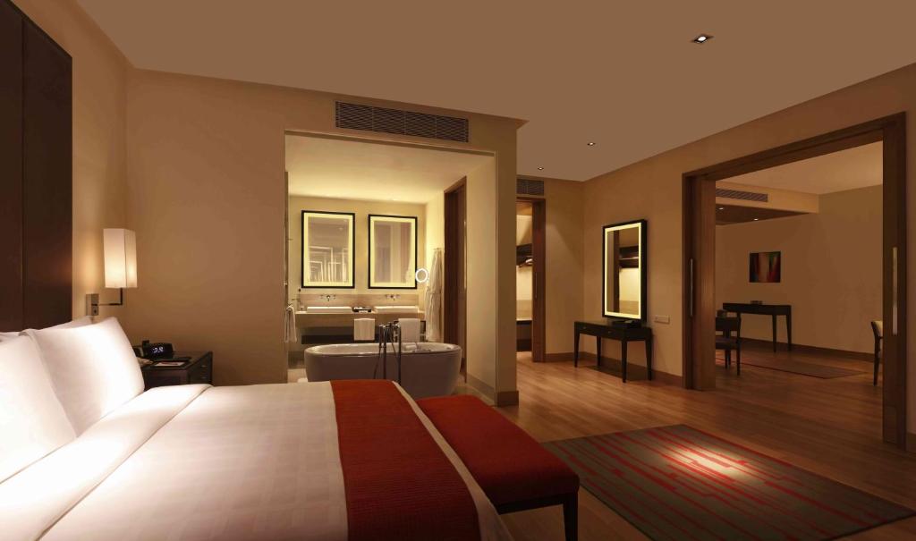 Сьюит (Executive Suite with  one way airport transfer & Club Lounge Access), Trident, Hyderabad