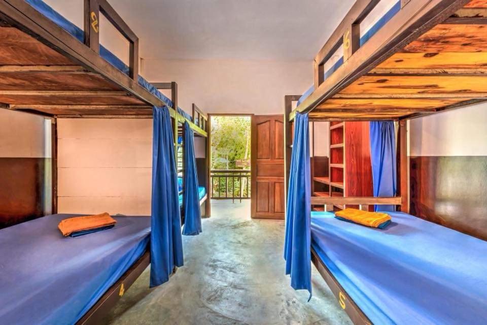 Номер (Односпальная кровать в общем номере с 6 кроватями) хостела Bunna's Jungle, Кох Ронг
