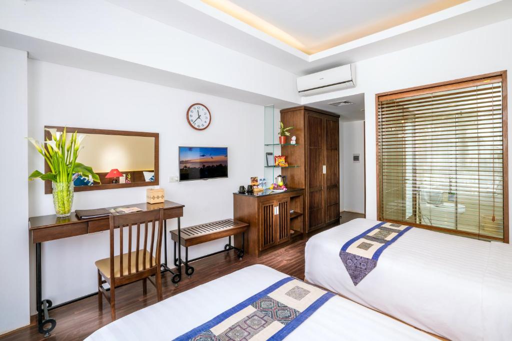 Двухместный (Улучшенный двухместный номер с 1 кроватью или 2 отдельными кроватями, вид на город) отеля Amazing Hotel Sapa, Сапа