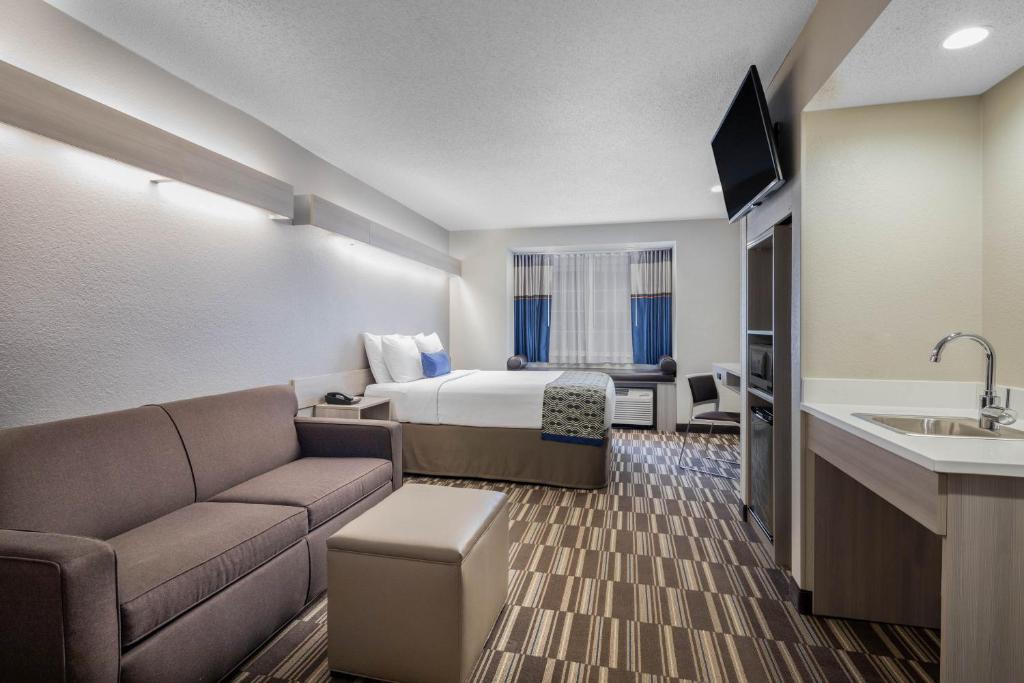 Сьюит (Queen Room - Mobility Accessible Suite/Non-Smoking) отеля Microtel Inn & Suites by Wyndham Atlanta Buckhead Area, Атланта