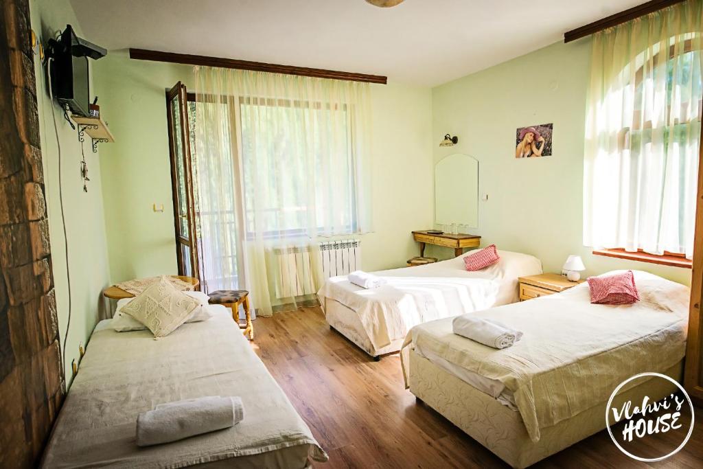 Двухместный (Двухместный номер с 1 кроватью и балконом (для 2 взрослых и 1 ребенка)) отеля Vlahvi's House, Стойките