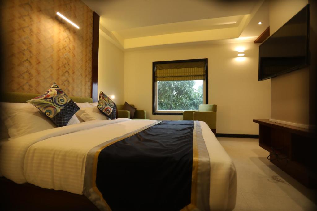 Двухместный (Улучшенный номер с кроватью размера «king-size») отеля Hotel Pinnacle Gate, Варанаси