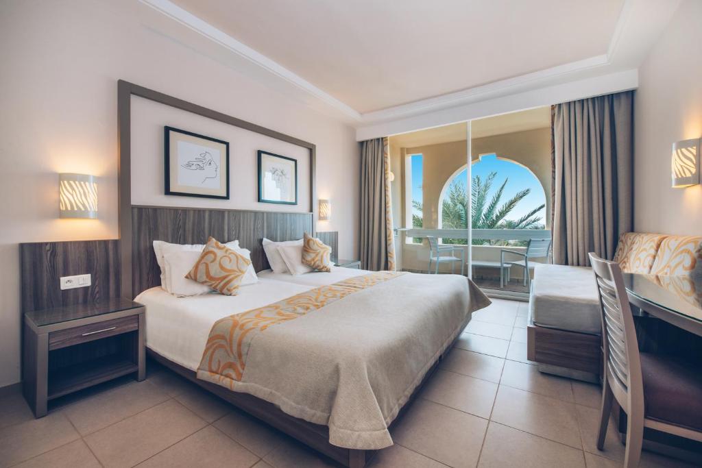 Двухместный (Двухместный номер с 1 кроватью и видом на бассейн) отеля Iberostar Mehari Djerba, Тагермесс