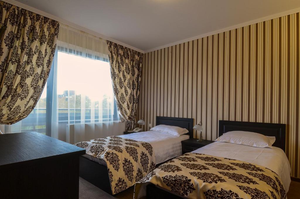 Двухместный (Двухместный номер с 2 отдельными кроватями и балконом) гостевого дома Pensiunea Toscana, Брашов