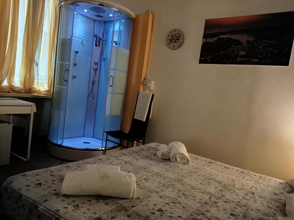 Двухместный (Двухместный номер с 1 кроватью или 2 отдельными кроватями и собственной внешней ванной комнатой) отеля Hotel Youri Il Magnifico, Генуя