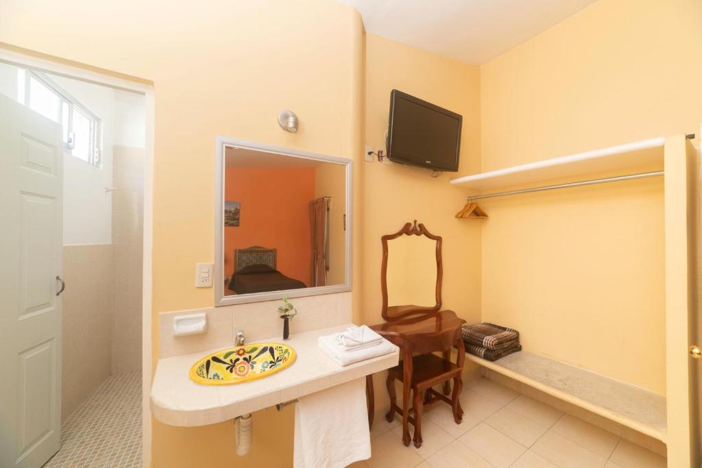 Четырехместный (Классический четырехместный номер) отеля Hotel del Rio, Орисаба