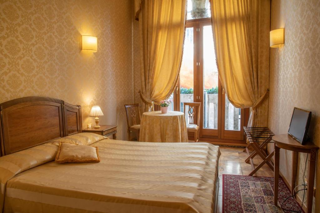Двухместный (Улучшенный двухместный номер с 1 кроватью и видом на канал) отеля Residenza Al Doge Beato, Венеция