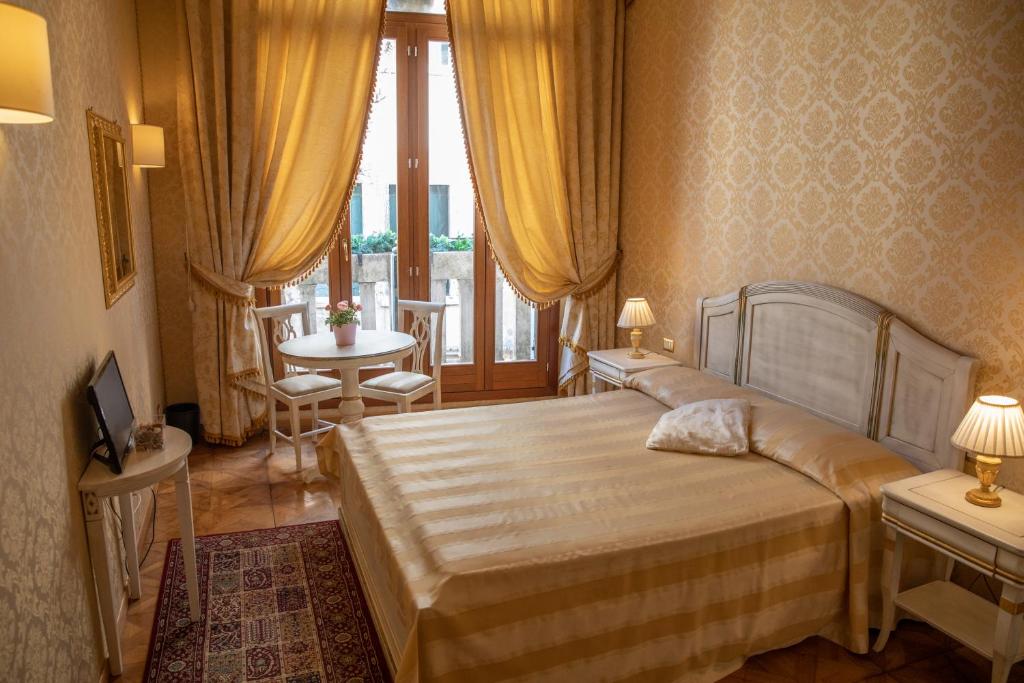 Двухместный (Двухместный номер с 1 кроватью, собственной внешней ванной комнатой в коридоре и видом на канал) отеля Residenza Al Doge Beato, Венеция