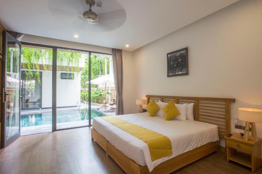 Двухместный (Улучшенный двухместный номер с 1 кроватью или 2 отдельными кроватями, вид на бассейн) отеля MaiChi Villa Hoi An, Хойан