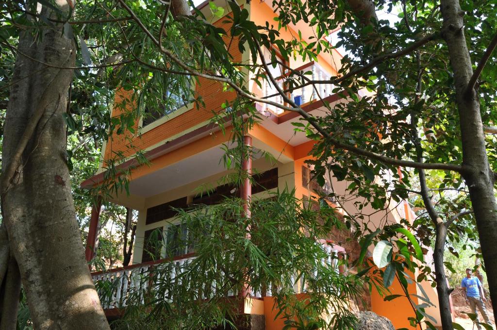 Трехместный (Трехместный номер с видом на бассейн) курортного отеля Namaste Sanjeevini, Гокарна
