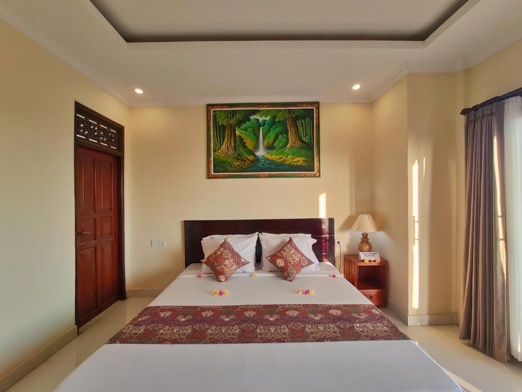 Двухместный (Улучшенный двухместный номер с 1 кроватью) семейного отеля Kubu Taman Home Stay, Убуд