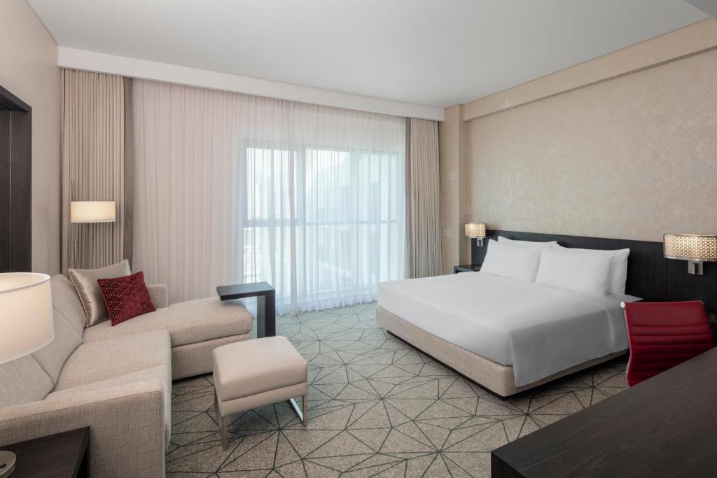 Трехместный (Двухместный номер с 2 отдельными кроватями, диваном-кроватью и бесплатным завтраком) отеля Hyatt Place Dubai Jumeirah, Дубай