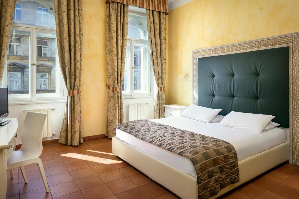 Двухместный (Улучшенный двухместный номер с 1 кроватью или 2 отдельными кроватями) отеля Caesar Prague, Прага