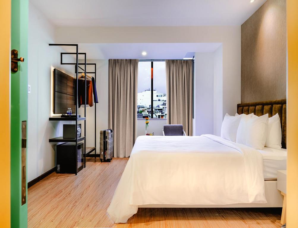 Двухместный (Grand Deluxe Double Room with City View and Pool Access) отеля Cititel Central Saigon, Хошимин