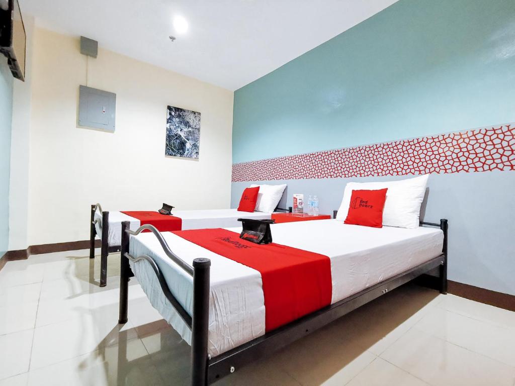 Двухместный (Стандартный двухместный номер с 2 отдельными кроватями) отеля RedDoorz Plus near Ateneo de Davao, Давао