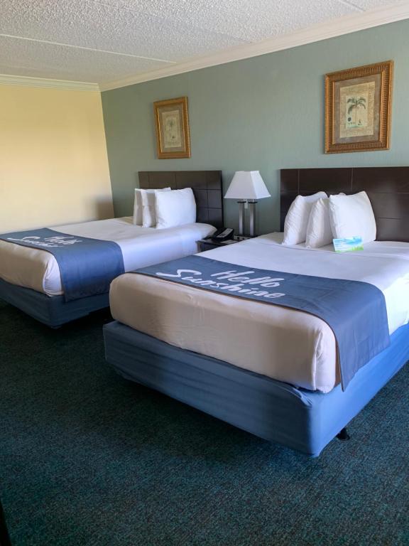 Сьюит (Deluxe Studio Suite with Two Double Beds - Non-Smoking) отеля Days Inn by Wyndham Orlando Airport Florida Mall, Орландо