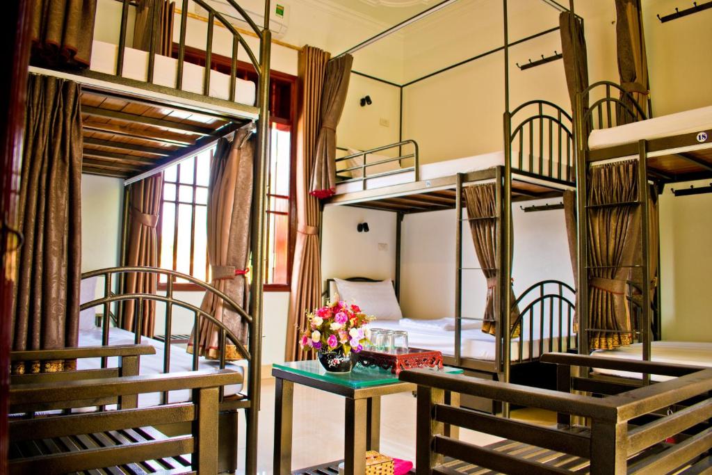 Номер (Кровать в общем 6-местном номере для мужчин и женщин) семейного отеля Trang An Mountain View Homestay, Ниньбинь