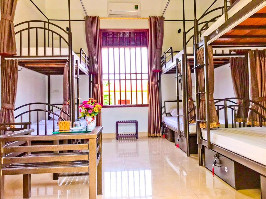 Номер (Общий шестиместный номер для мужчин и женщин) семейного отеля Trang An Mountain View Homestay, Ниньбинь