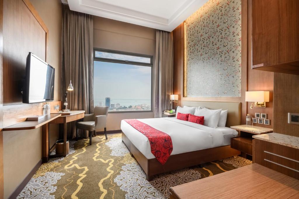 Сьюит (Представительский улучшенный номер с кроватью размера «king-size») отеля The Wembley – A St Giles Hotel, Penang, Джорджтаун