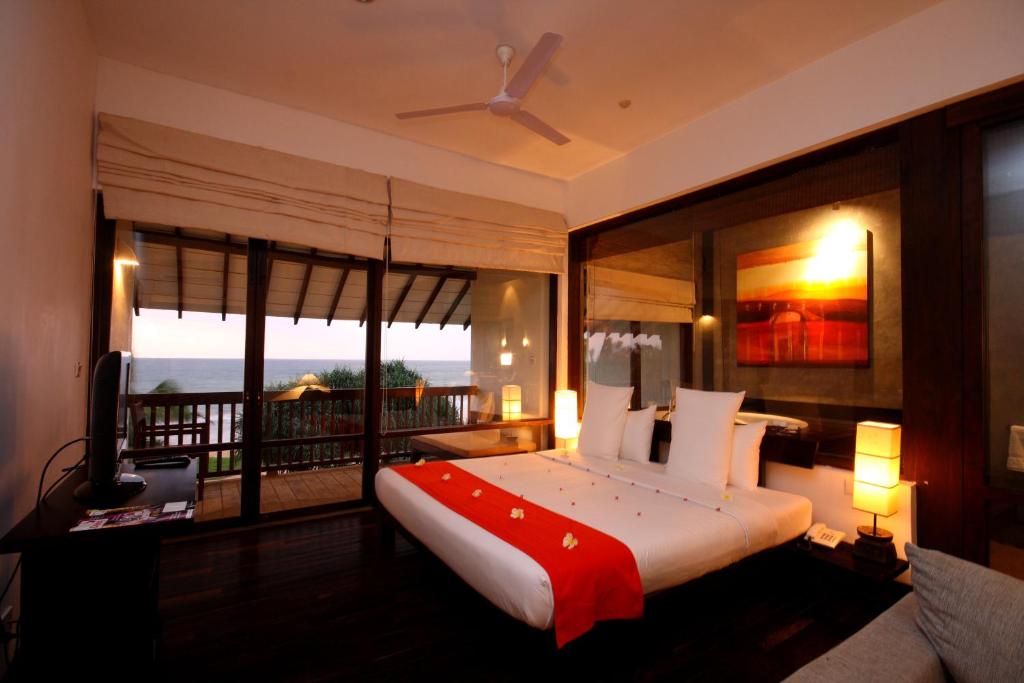 Трехместный (Двухместный номер Делюкс с видом на океан и балконом) курортного отеля Temple Tree Resort & Spa, Бентота