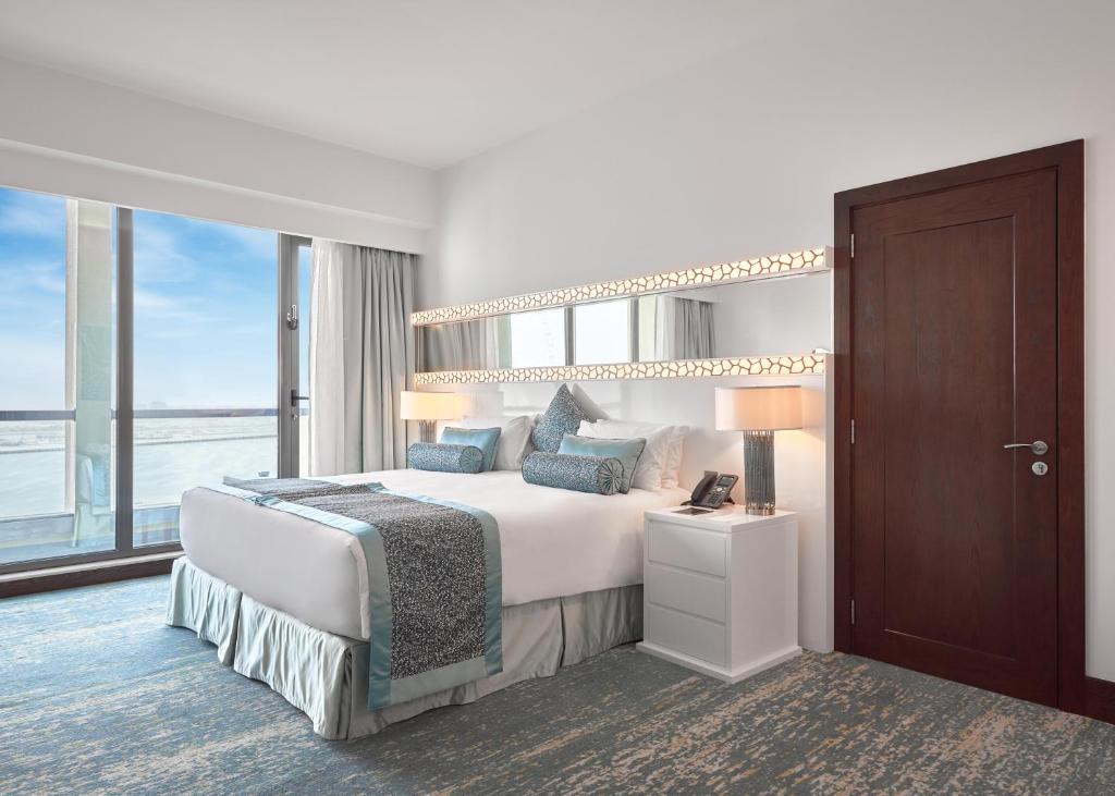 Двухместный (Семейный люкс с 1 спальней) отеля JA Ocean View Hotel, Дубай
