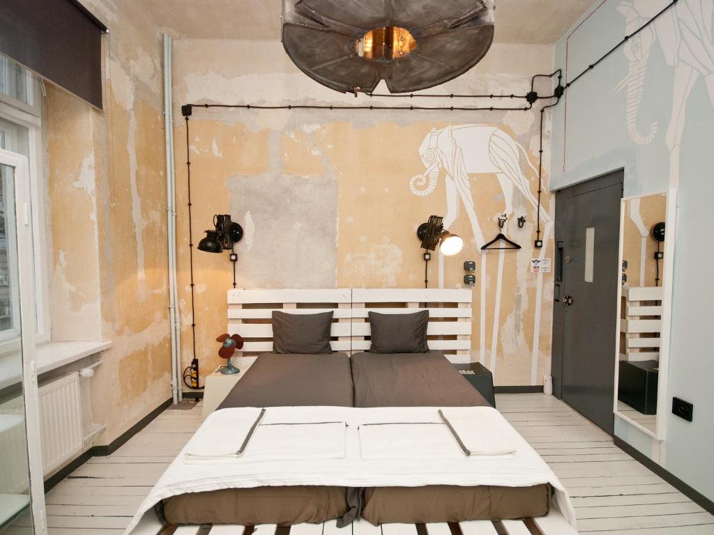 Двухместный (Двухместный номер с 1 кроватью и собственной ванной комнатой вне номера) апартамента LoftHotel Sen Pszczoły, Варшава