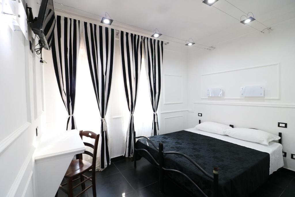 Двухместный (Двухместный номер с 1 кроватью или 2 отдельными кроватями и собственной ванной комнатой) хостела Palace Rome, Рим