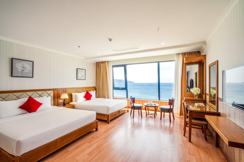Сьюит (Семейный люкс, вид на море — Трансфер от или до аэропорта) отеля Serene Danang Hotel, Дананг