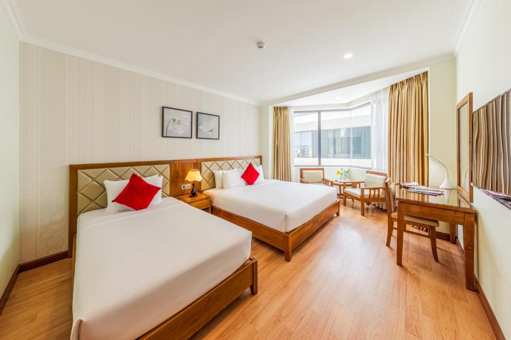 Двухместный (Улучшенный двухместный номер с 2 отдельными кроватями) отеля Serene Danang Hotel, Дананг