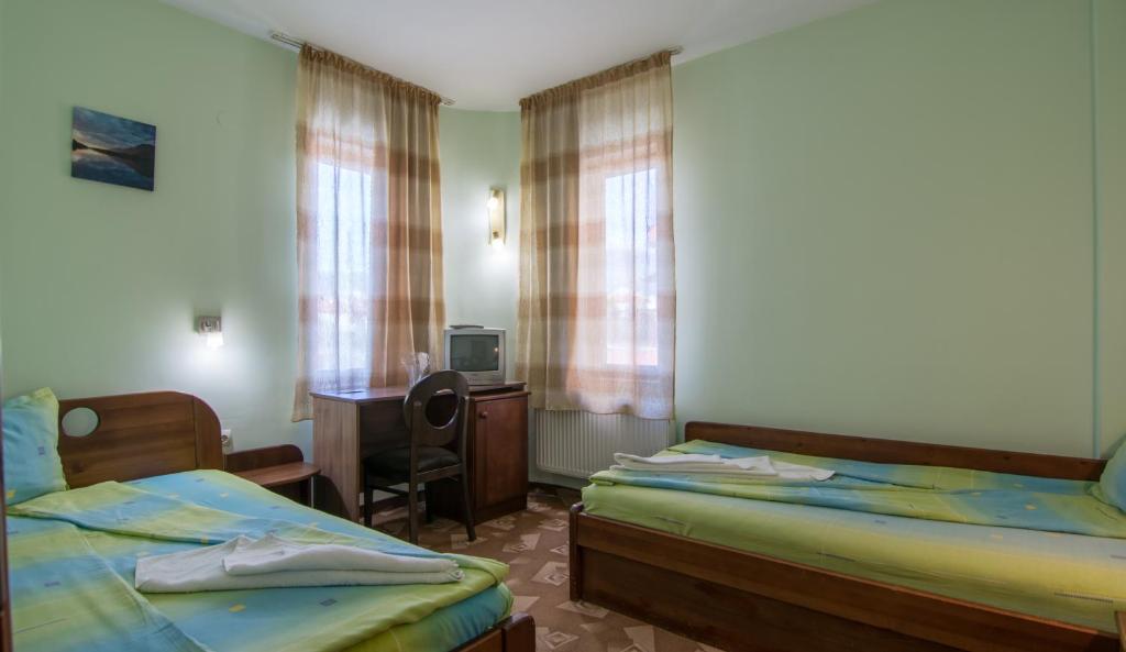 Двухместный (Двухместный номер эконом-класса с 2 отдельными кроватями) отеля Family Hotel Iv, Велинград